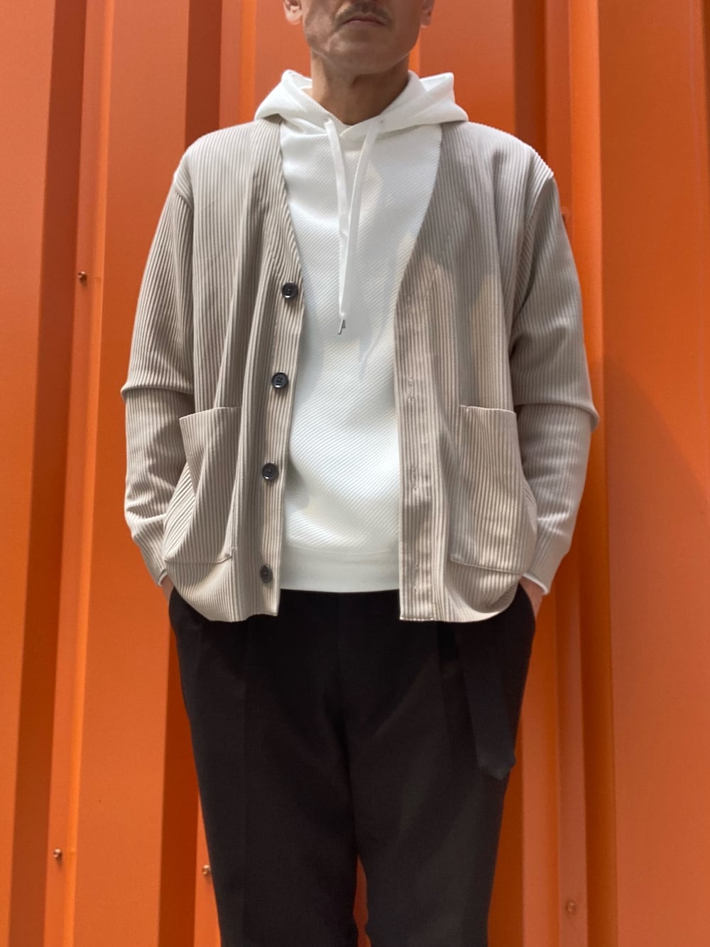 ベージュ系のカーディガン/ボレロ、ホワイト系のパーカーを着用したメンズの春コーディネートの3枚目の写真