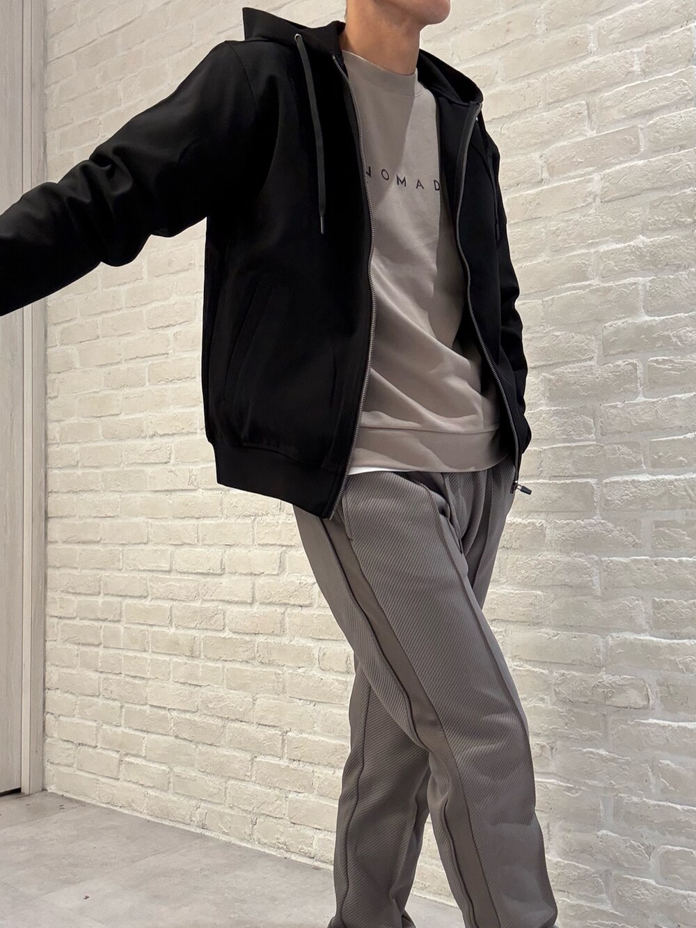 ブラック系のパーカー、ブラウン系のTシャツ/カットソー、グリーン系のその他パンツを着用したメンズの秋コーディネートの2枚目の写真