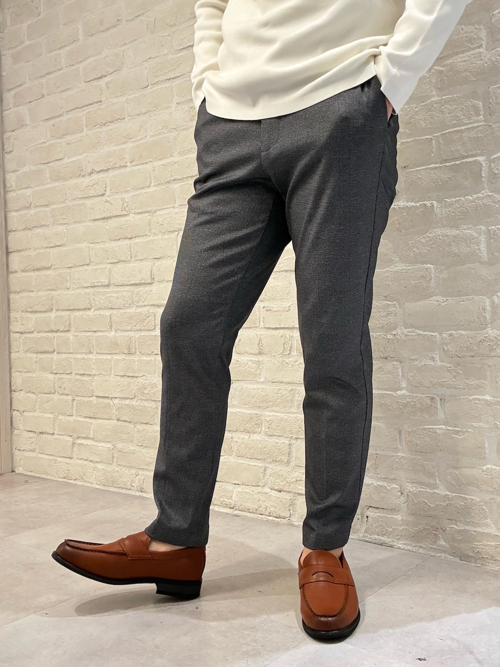 ブラック系のブルゾン、ホワイト系のTシャツ/カットソー、その他のスラックスを着用したメンズの春コーディネートの4枚目の写真