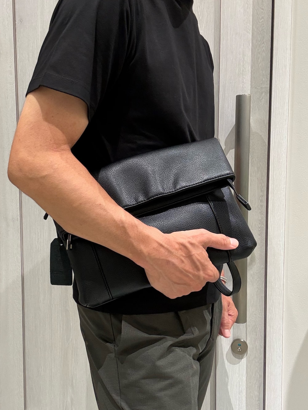 ブラウン系のセットアップ、ブラウン系のテーラードジャケット、ブラック系のTシャツ/カットソーを着用したメンズの夏コーディネートの4枚目の写真