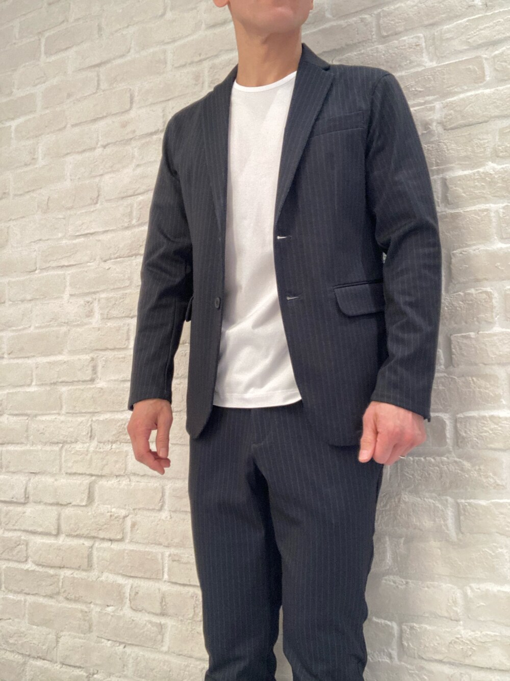 その他のテーラードジャケット、その他のスラックス、ホワイト系のTシャツ/カットソーを着用したメンズの春コーディネートの4枚目の写真