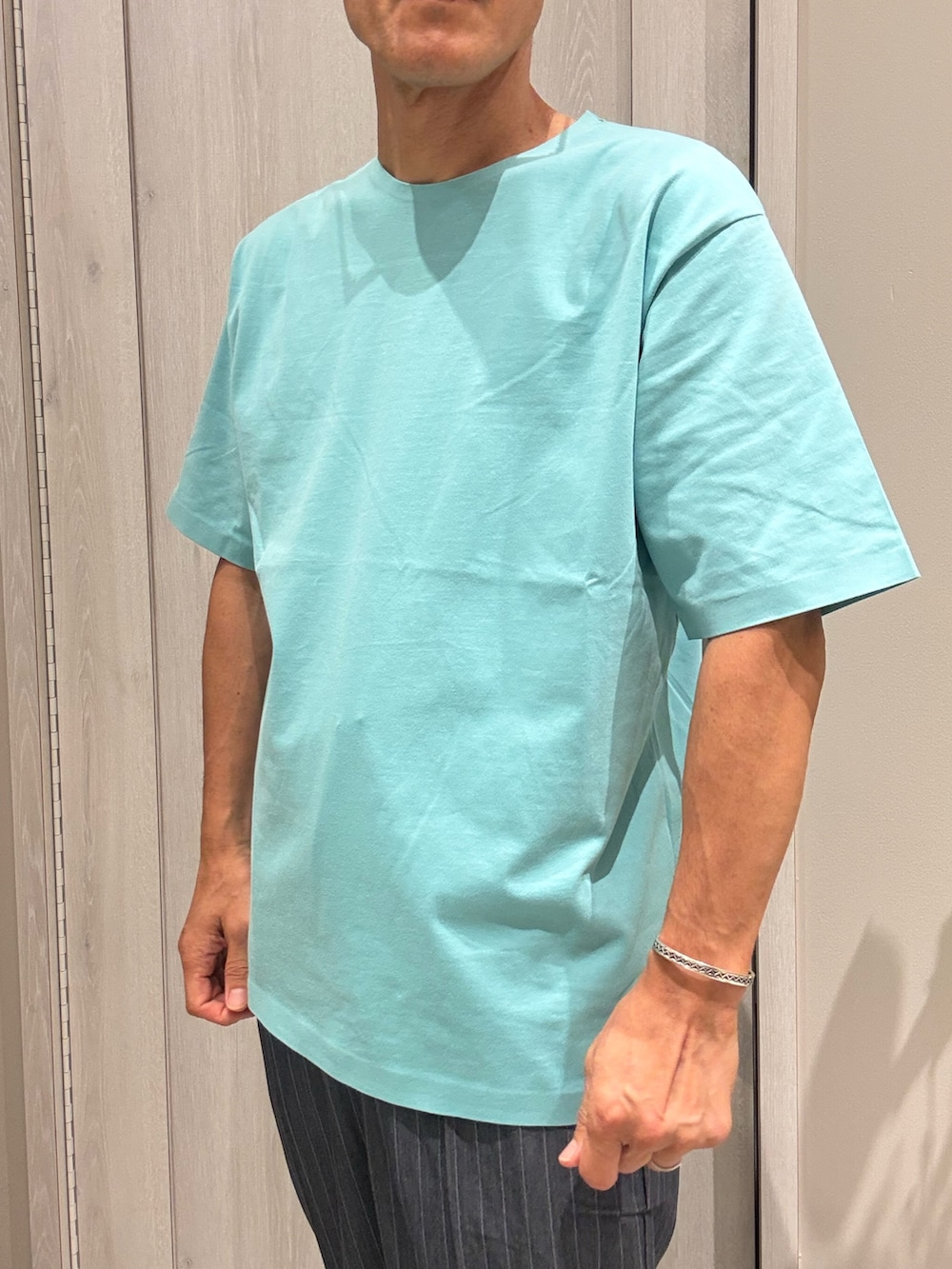 ベージュ系のカーディガン/ボレロ、グリーン系のTシャツ/カットソー、ブルー系のその他パンツを着用したメンズの夏コーディネートの3枚目の写真