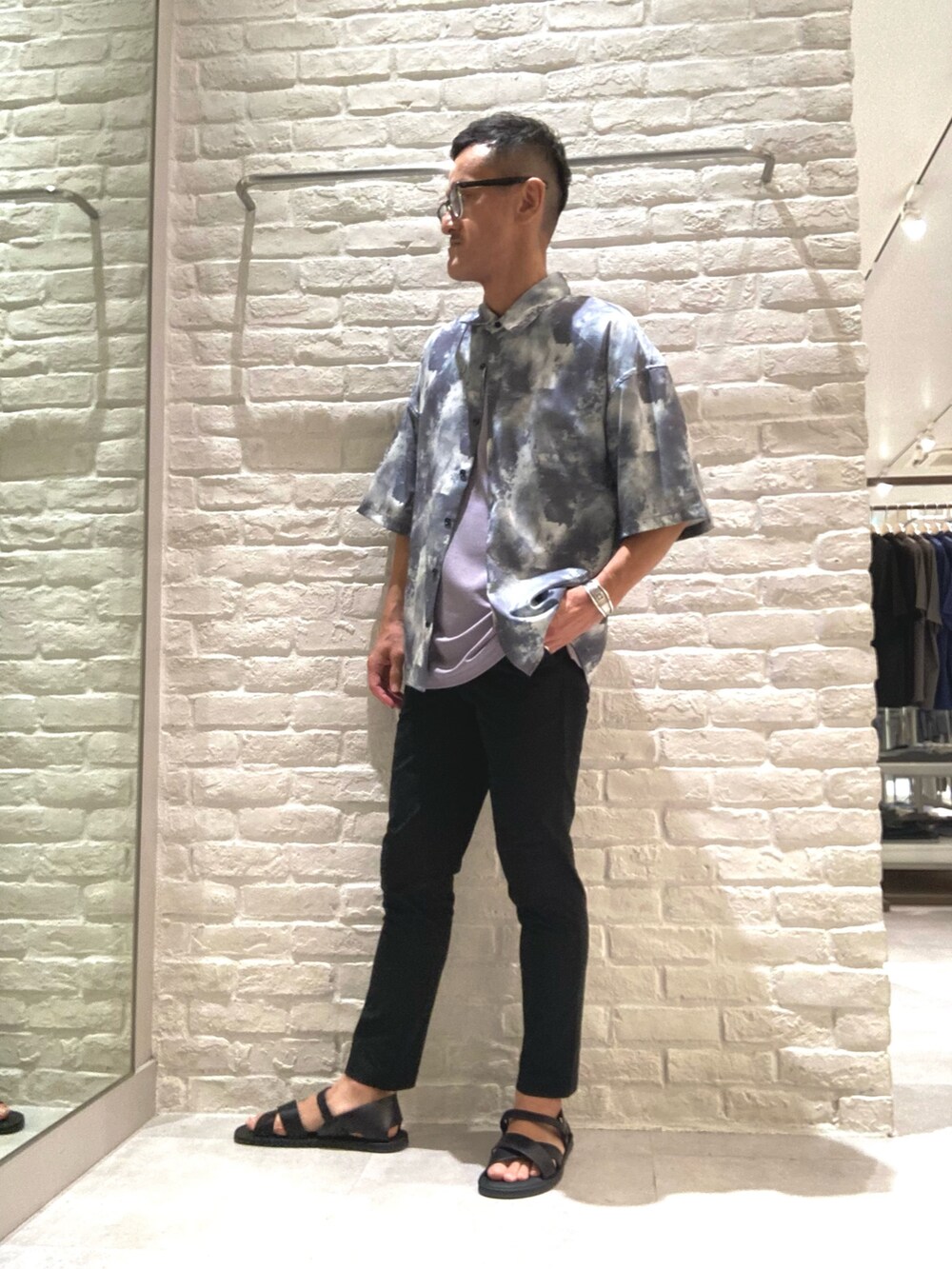 グレー系のシャツ/ブラウス、パープル系のTシャツ/カットソー、ブラック系のスラックスを着用したメンズの秋コーディネートの3枚目の写真