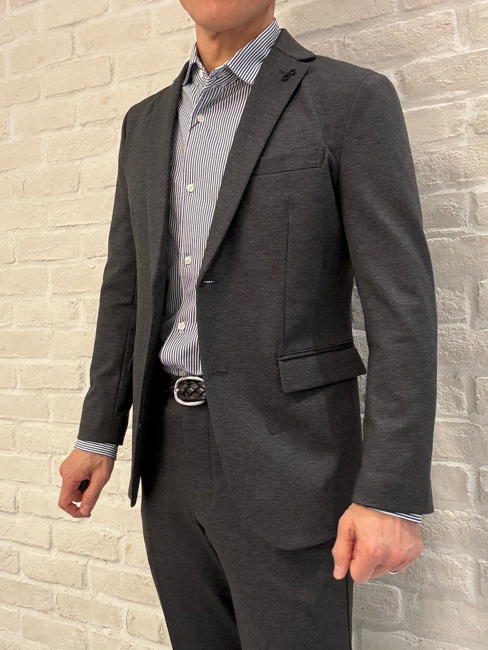 グレー系のテーラードジャケット、グレー系のスラックス、ブルー系のシャツ/ブラウスを着用したメンズの春コーディネートの3枚目の写真