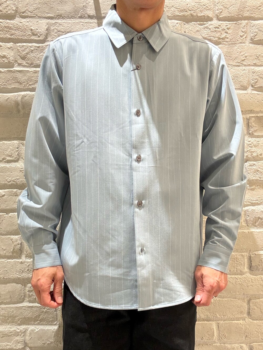 グリーン系のシャツ/ブラウスを着用したメンズの春コーディネートの2枚目の写真