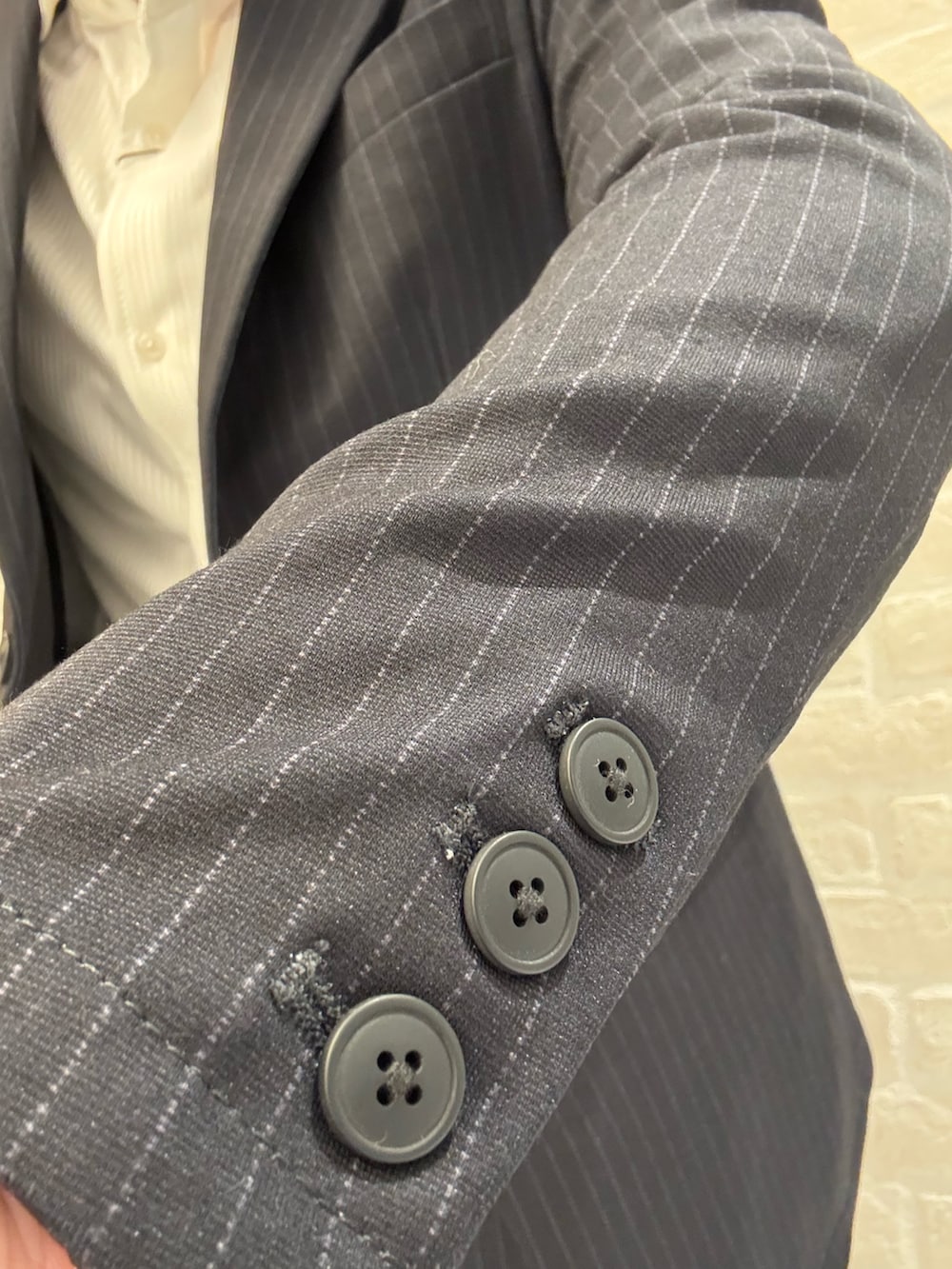 ホワイト系のシャツ/ブラウス、その他のテーラードジャケット、その他のセットアップを着用したメンズの秋コーディネートの3枚目の写真