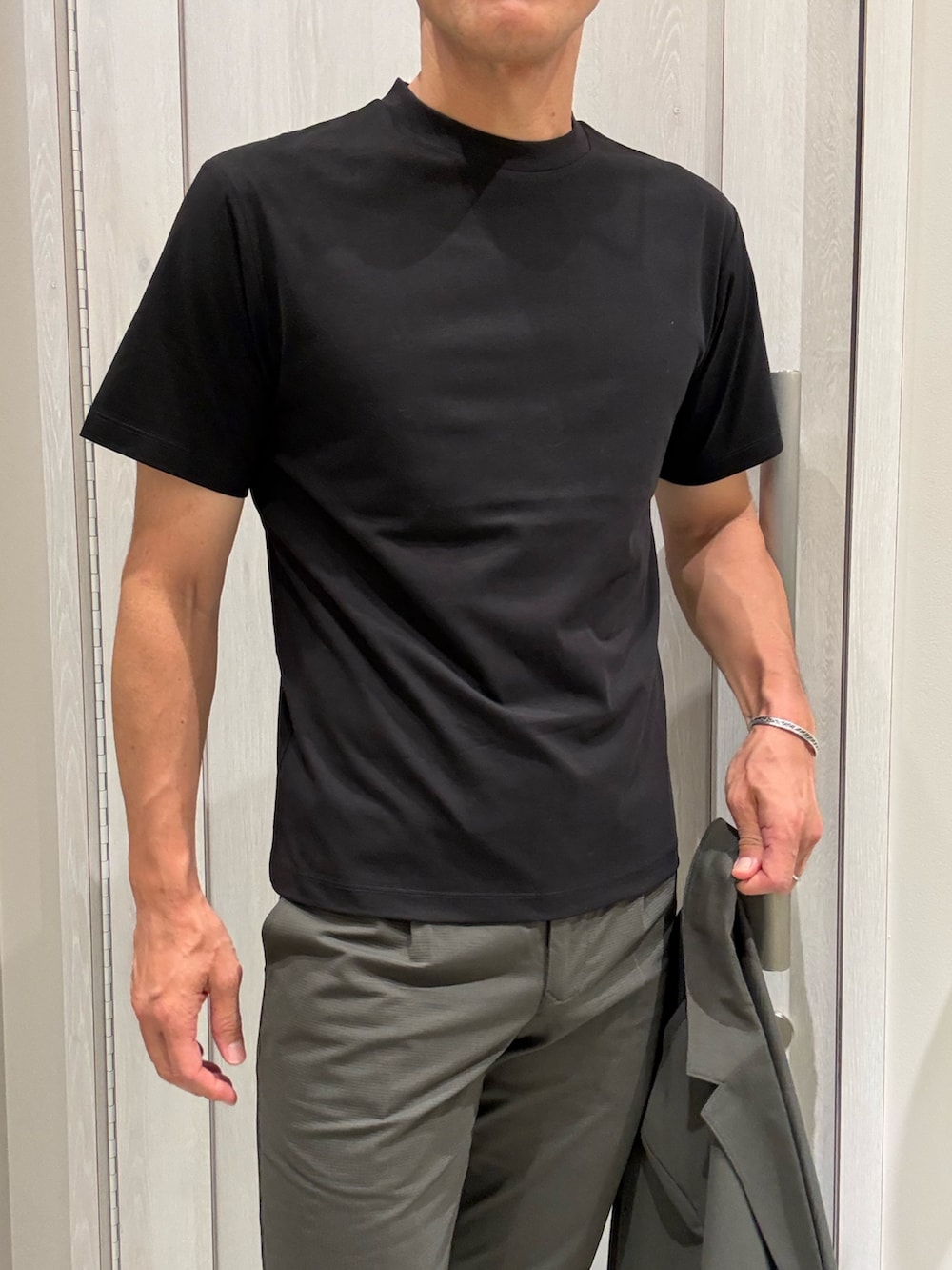 ブラウン系のセットアップ、ブラウン系のテーラードジャケット、ブラック系のTシャツ/カットソーを着用したメンズの夏コーディネートの3枚目の写真
