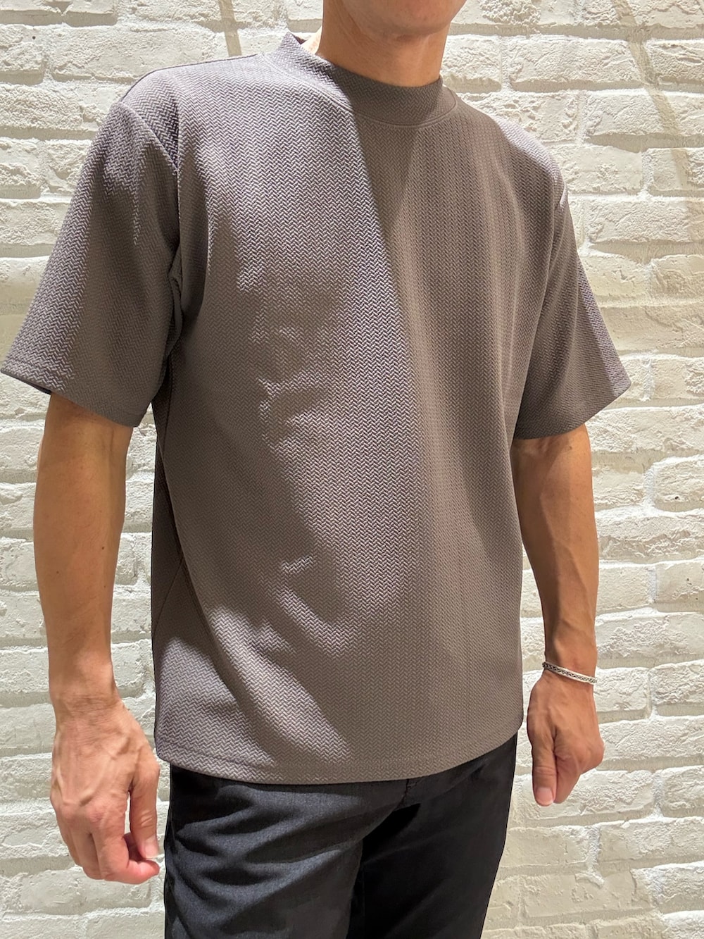 ブラック系のテーラードジャケット、ブラック系のセットアップ、ブラウン系のTシャツ/カットソーを着用したメンズの夏コーディネートの4枚目の写真
