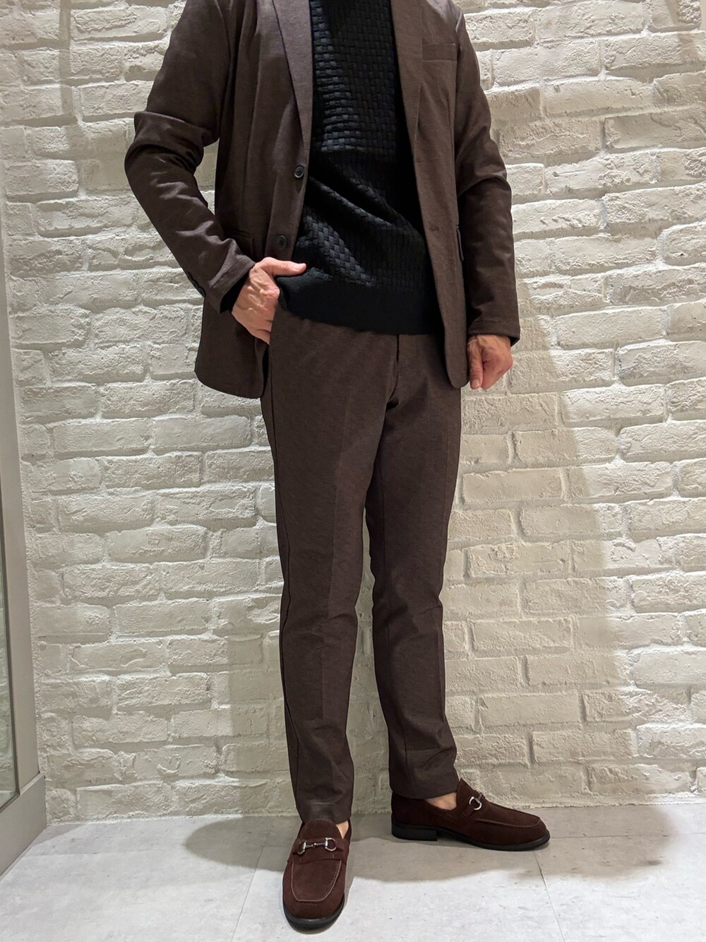 その他のセットアップ、その他のテーラードジャケット、ブラック系のニット/セーターを着用したメンズの秋コーディネートの2枚目の写真