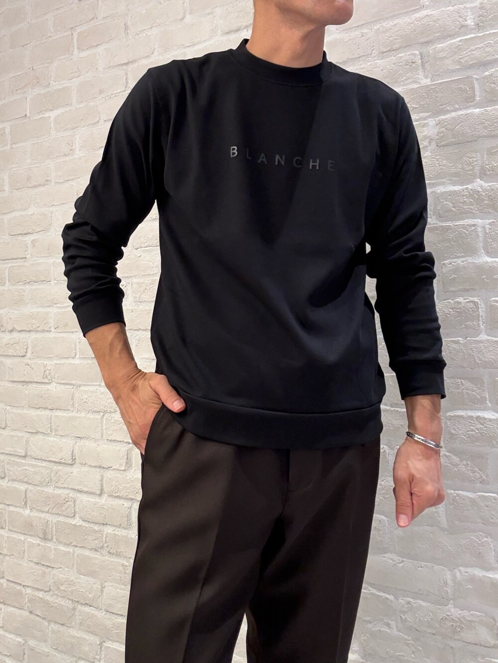 ベージュ系のカーディガン/ボレロ、ブラック系のTシャツ/カットソー、ブラウン系のスラックスを着用したメンズの秋コーディネートの5枚目の写真