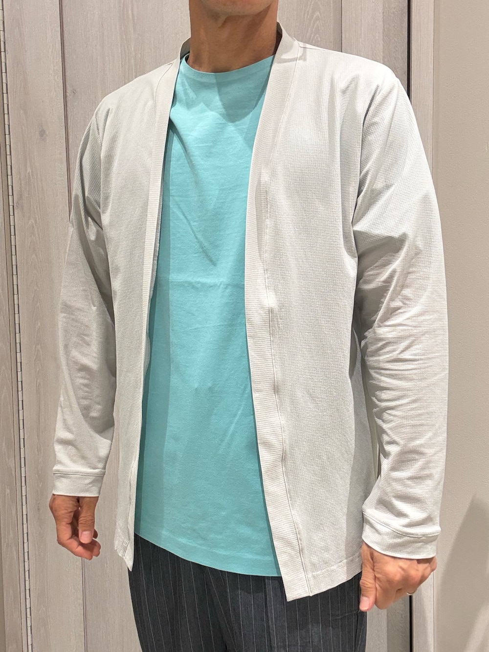 ベージュ系のカーディガン/ボレロ、グリーン系のTシャツ/カットソー、ブルー系のその他パンツを着用したメンズの夏コーディネートの4枚目の写真