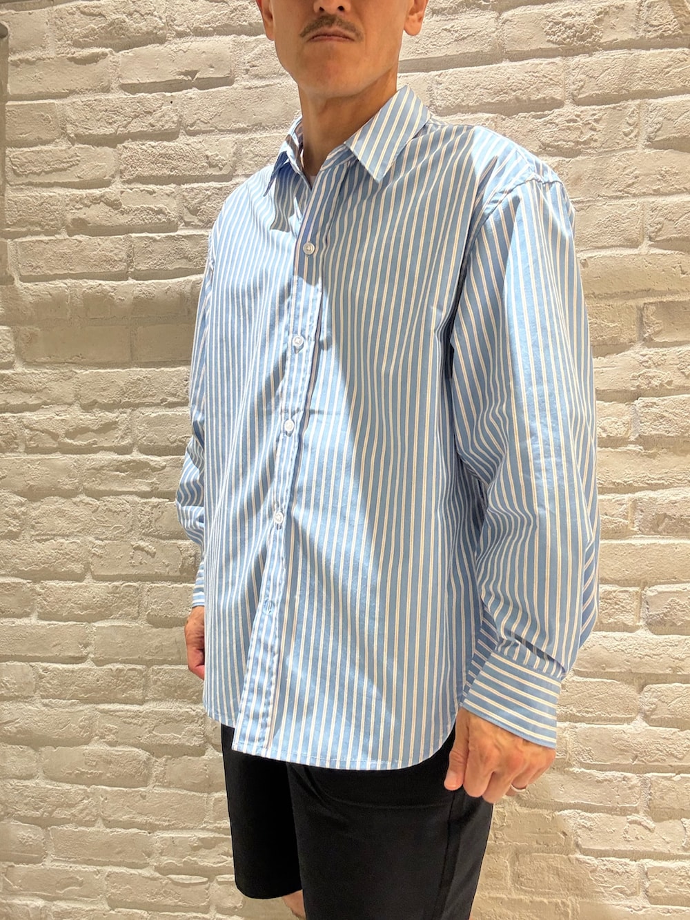 ブルー系のシャツ/ブラウス、パープル系のTシャツ/カットソー、ブルー系のその他パンツを着用したメンズの夏コーディネートの2枚目の写真