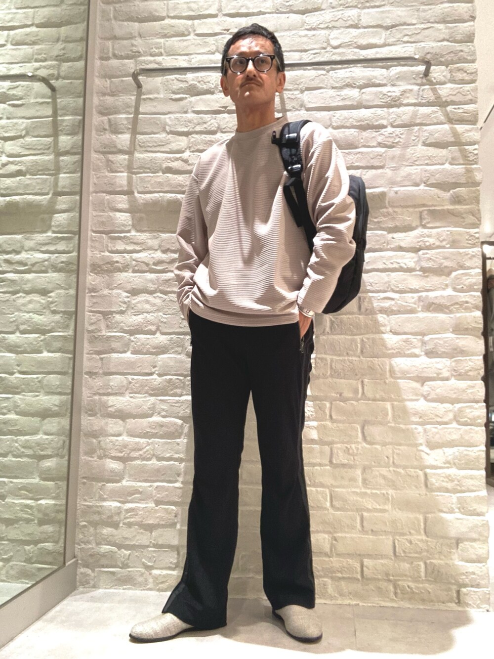 ベージュ系のTシャツ/カットソー、ベージュ系のスリッポンを着用したメンズの秋コーディネートの2枚目の写真