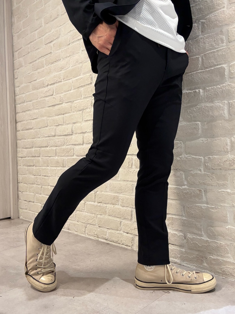 ブルー系のセットアップ、ブルー系のテーラードジャケット、ホワイト系のTシャツ/カットソーを着用したメンズの春コーディネートの3枚目の写真