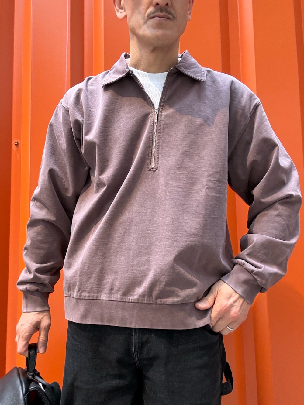 レッド系のTシャツ/カットソー、ブラック系のバックパック/リュックを着用したメンズの春コーディネートの4枚目の写真