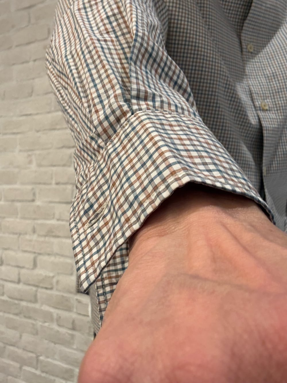 ベージュ系のシャツ/ブラウス、ホワイト系のTシャツ/カットソー、ブラック系のスラックスを着用したメンズの春コーディネートの4枚目の写真