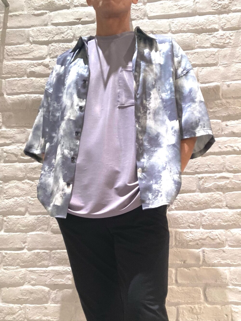 グレー系のシャツ/ブラウス、パープル系のTシャツ/カットソー、ブラック系のスラックスを着用したメンズの秋コーディネートの4枚目の写真