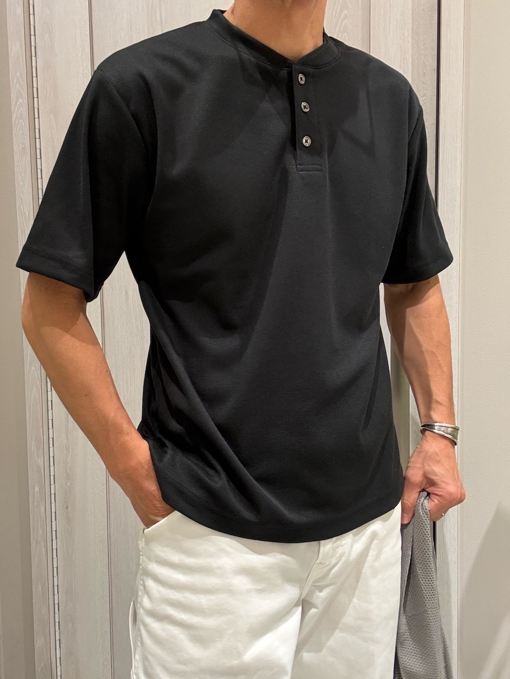 ブラウン系のブルゾン、ブラック系のTシャツ/カットソー、ホワイト系のデニムパンツを着用したメンズの夏コーディネートの3枚目の写真