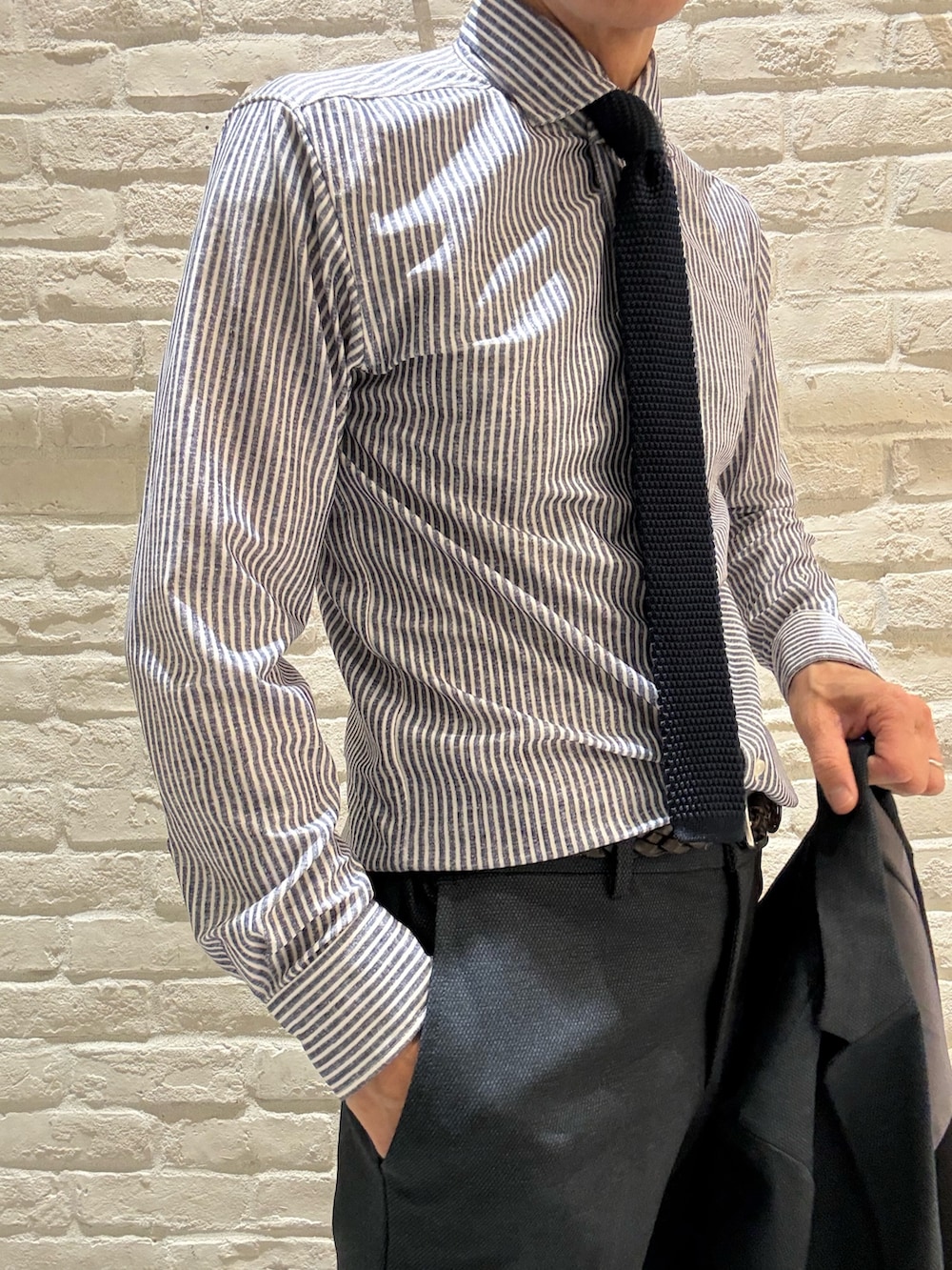 ブルー系のテーラードジャケット、ブルー系のシャツ/ブラウス、ブルー系のスラックスを着用したメンズの春コーディネートの4枚目の写真