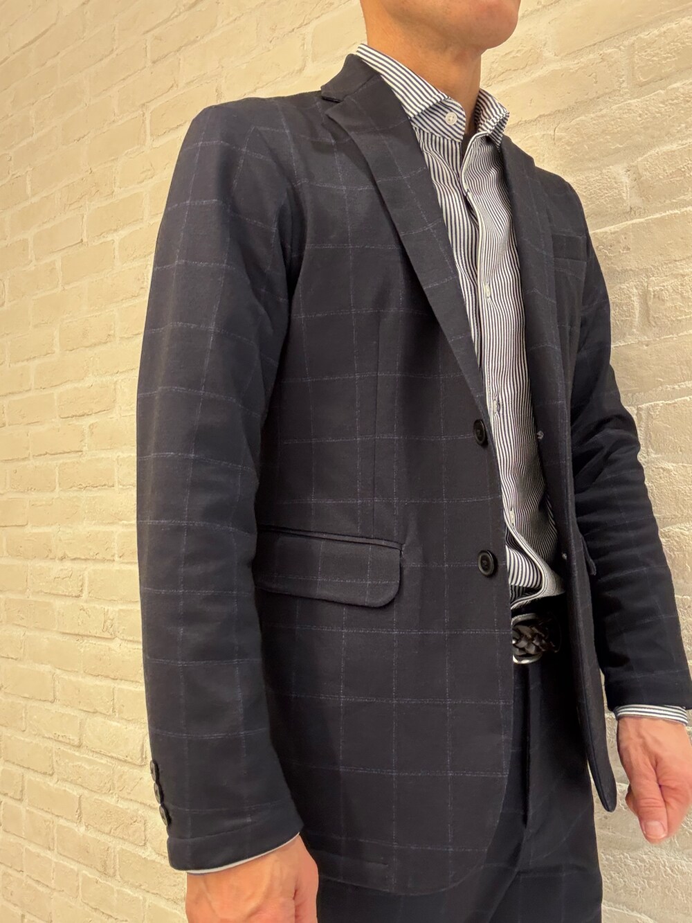 ブルー系のセットアップ、ブルー系のテーラードジャケット、ブルー系のスラックスを着用したメンズの冬コーディネートの2枚目の写真