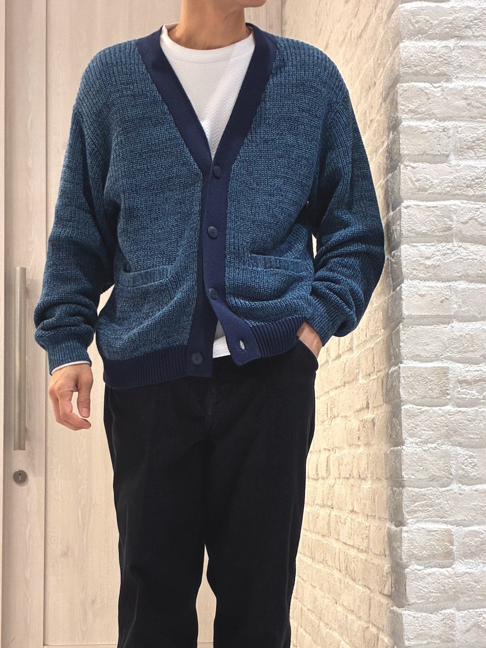 ブルー系のカーディガン/ボレロ、ホワイト系のTシャツ/カットソー、ブラック系のローファーを着用したメンズの春コーディネートの2枚目の写真