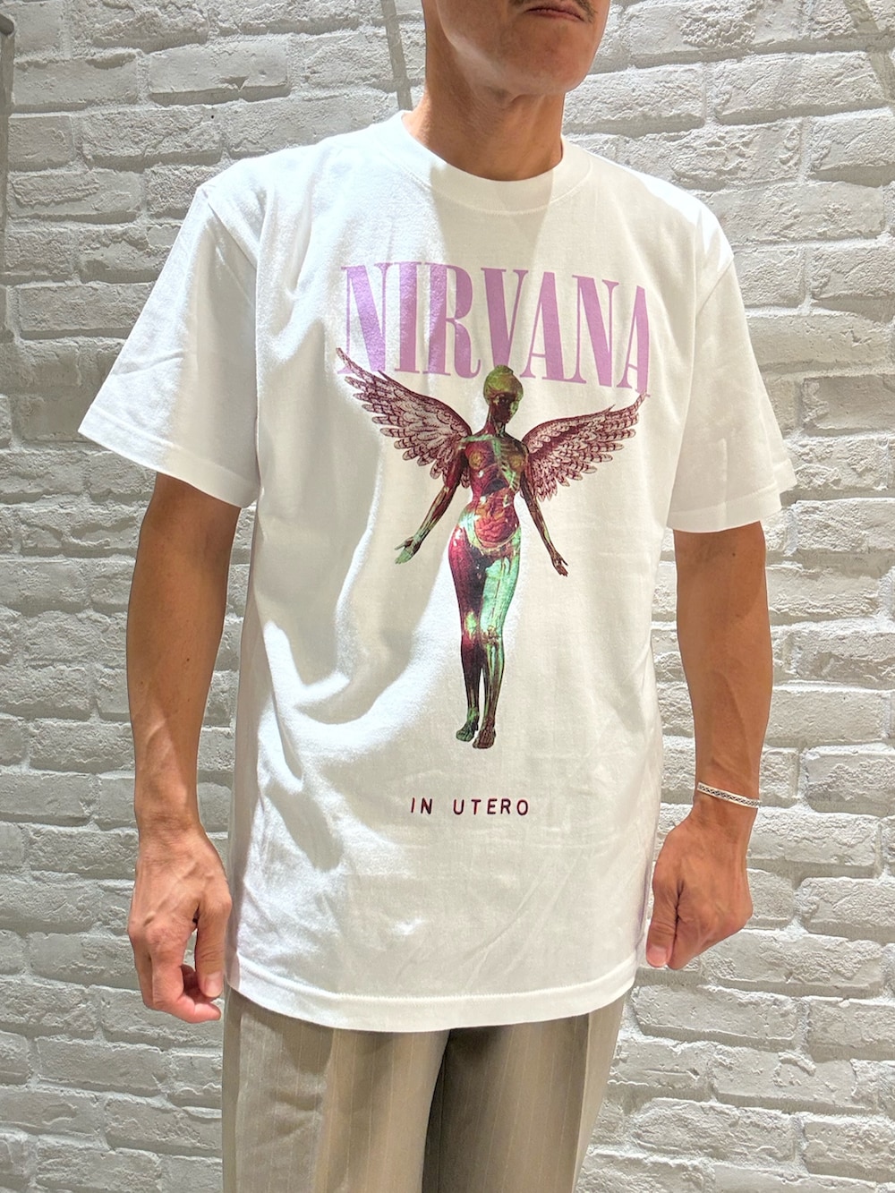 ホワイト系のTシャツ/カットソー、ベージュ系のその他パンツ、ブルー系のショルダーバッグを着用したメンズの夏コーディネートの3枚目の写真