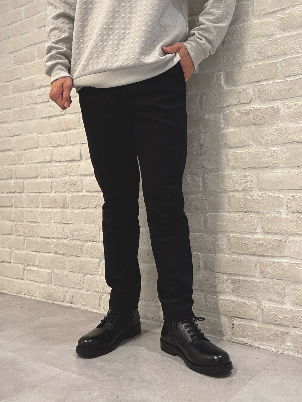 レッド系のシャツ/ブラウス、ベージュ系のTシャツ/カットソー、ブラック系のチノパンツを着用したメンズの秋コーディネートの4枚目の写真