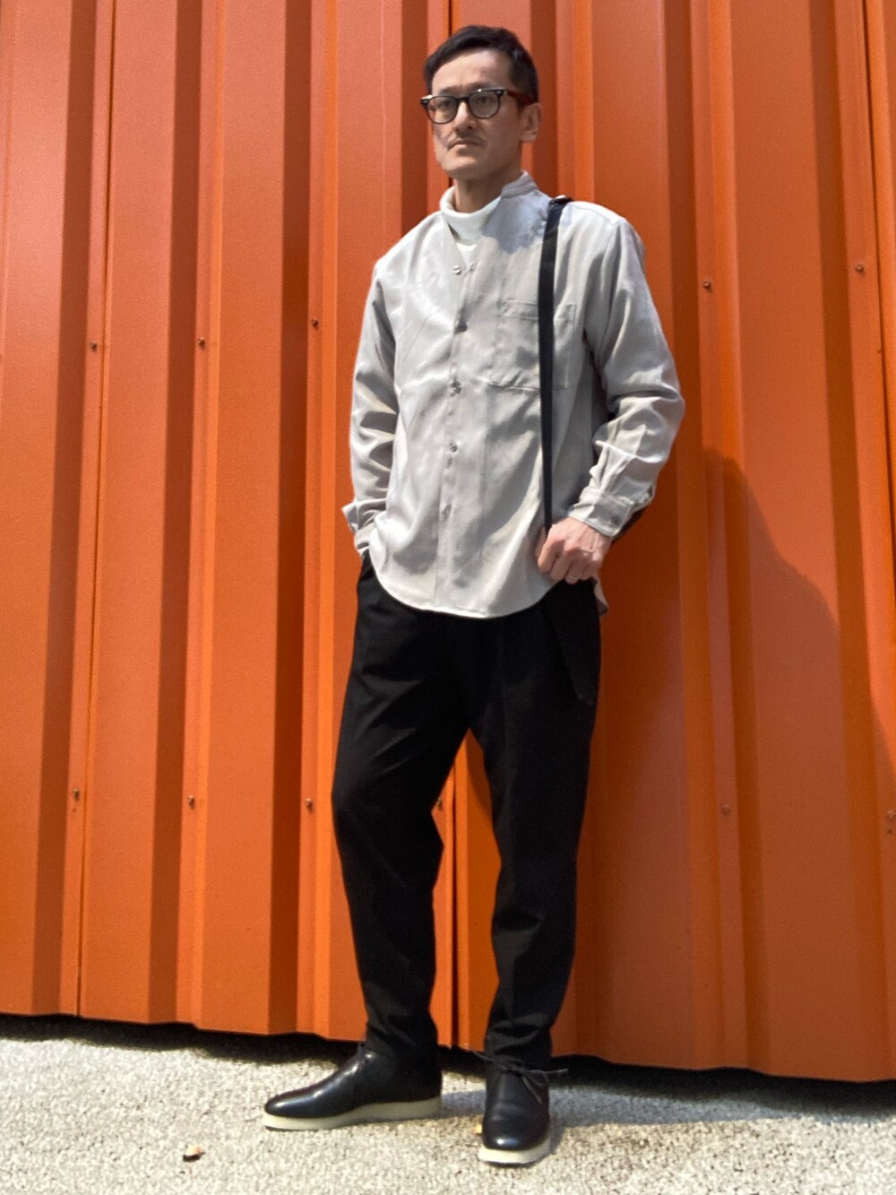 ベージュ系のシャツ/ブラウス、ホワイト系のTシャツ/カットソーを着用したメンズの春コーディネートの2枚目の写真