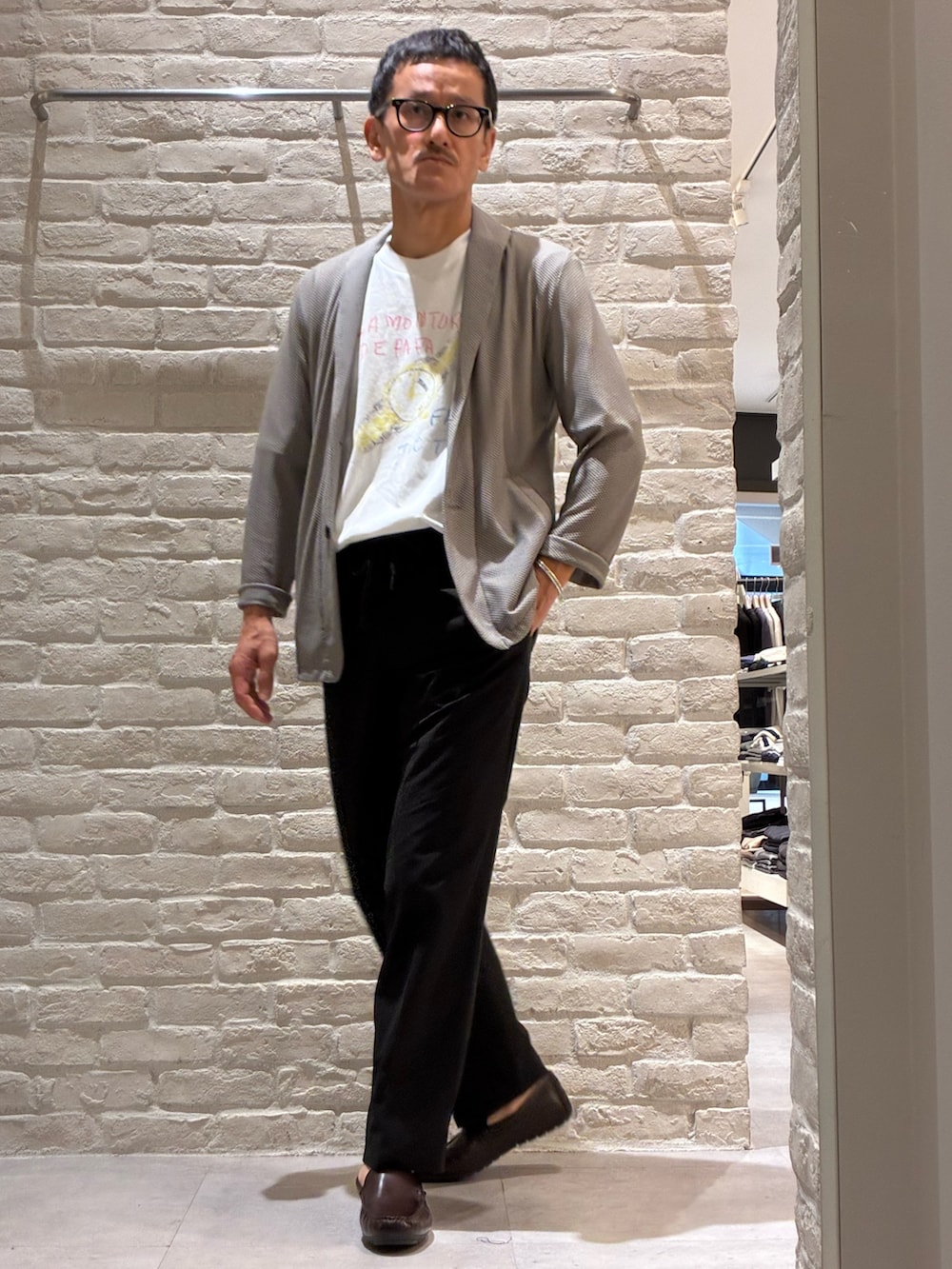 ブラウン系のブルゾン、ホワイト系のTシャツ/カットソー、ブラック系のその他パンツを着用したメンズの夏コーディネートの6枚目の写真
