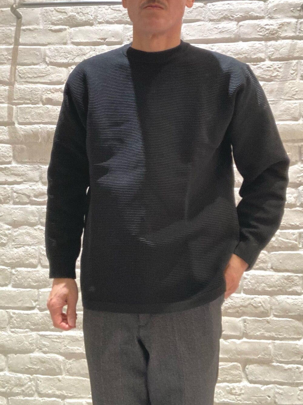 ブラック系のセットアップ、ブラック系のテーラードジャケット、ブラック系のTシャツ/カットソーを着用したメンズの冬コーディネートの4枚目の写真