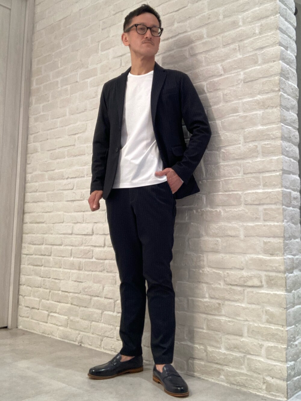 その他のテーラードジャケット、その他のスラックス、ホワイト系のTシャツ/カットソーを着用したメンズの春コーディネートの2枚目の写真