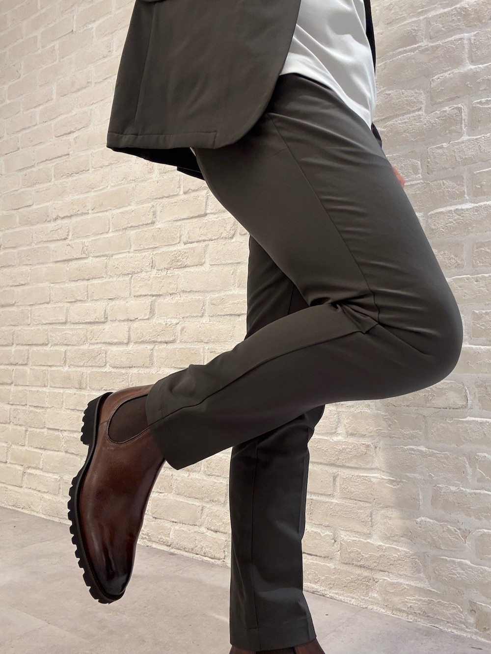 ブラウン系のセットアップ、ブラウン系のテーラードジャケット、ブラウン系のスラックスを着用したメンズの秋コーディネートの4枚目の写真