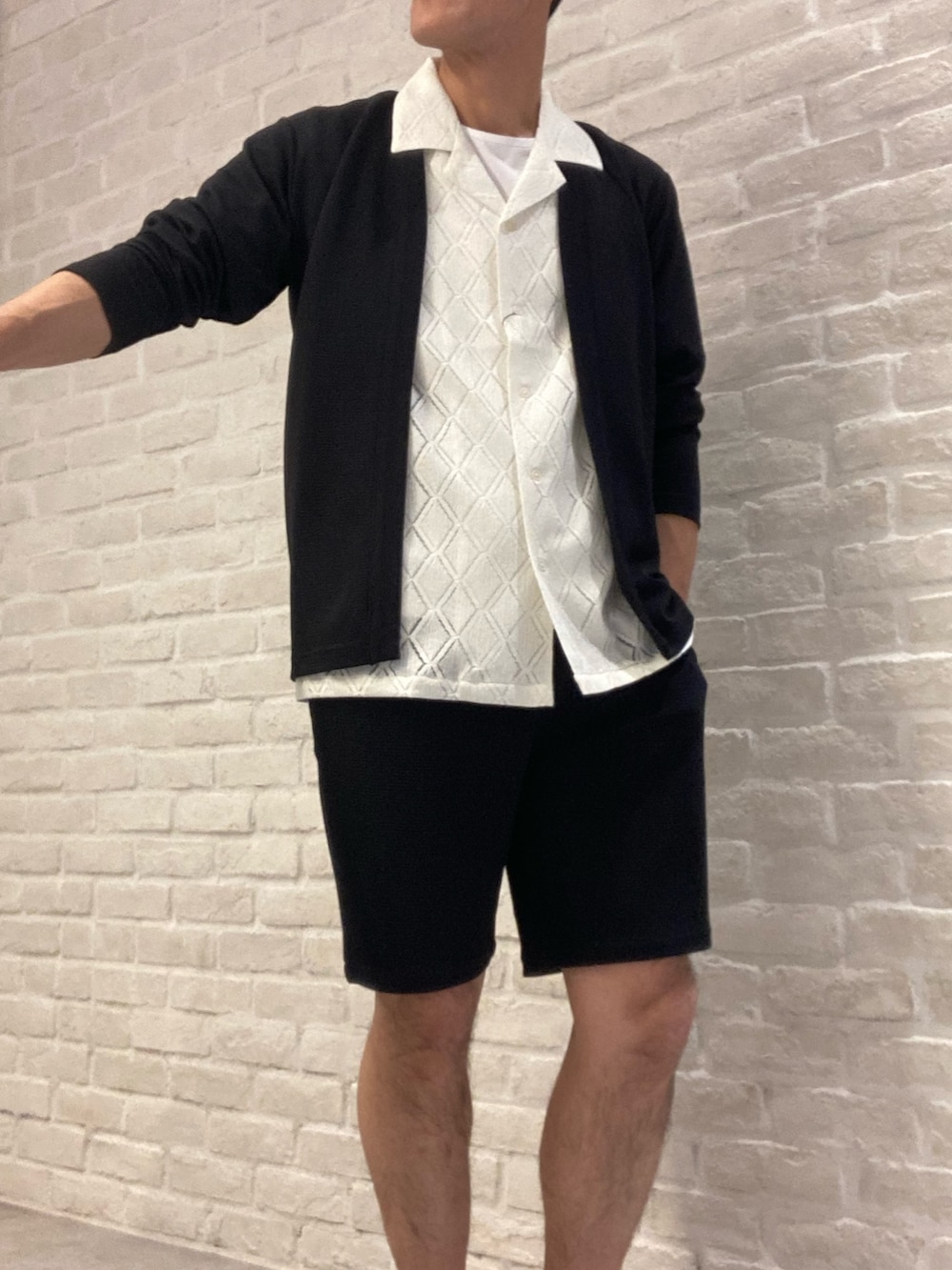 ブラック系のカーディガン/ボレロ、ホワイト系のTシャツ/カットソー、ホワイト系のシャツ/ブラウスを着用したメンズの春コーディネートの2枚目の写真