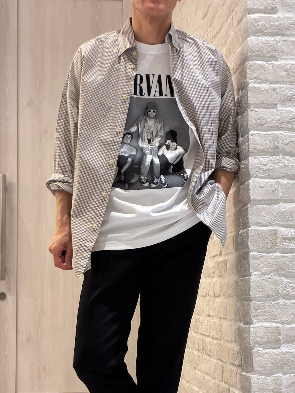 ベージュ系のシャツ/ブラウス、ホワイト系のTシャツ/カットソー、ブラック系のスラックスを着用したメンズの春コーディネートの2枚目の写真