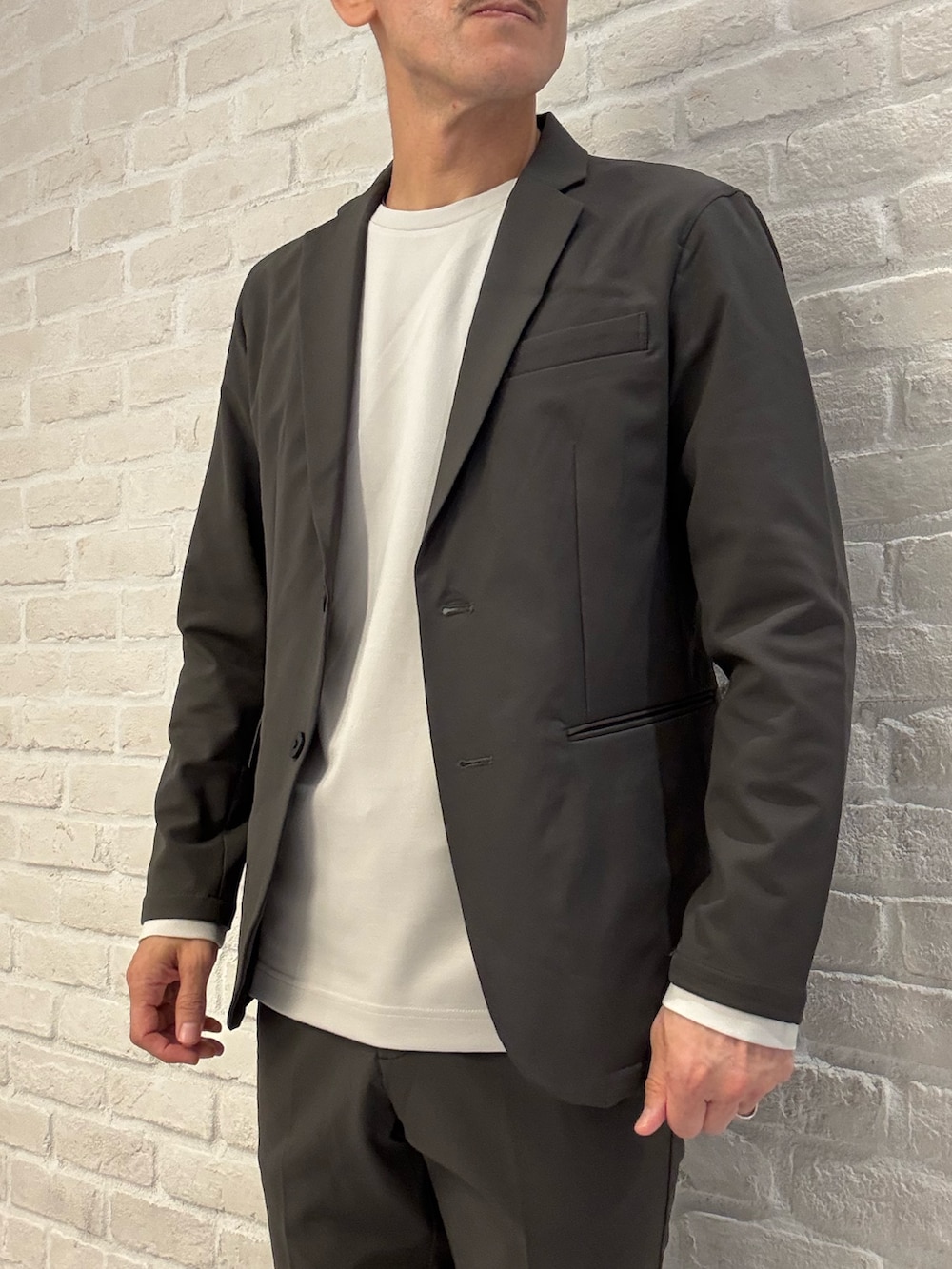 ブラウン系のセットアップ、ブラウン系のテーラードジャケット、ブラウン系のスラックスを着用したメンズの秋コーディネートの5枚目の写真