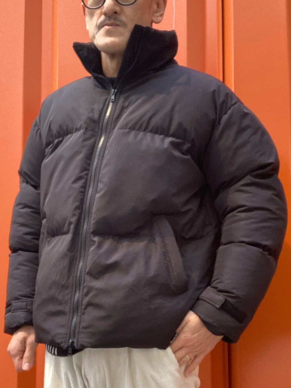 ブラック系のブルゾン、ブラック系のニット/セーターを着用したメンズの冬コーディネートの3枚目の写真