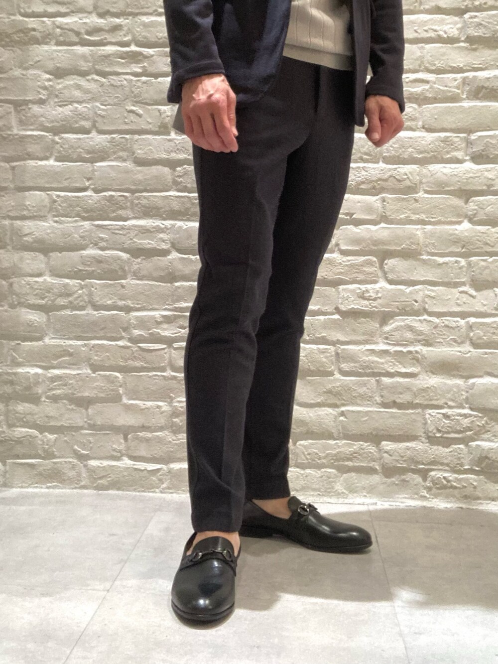 ブルー系のセットアップ、ブルー系のテーラードジャケット、ベージュ系のニット/セーターを着用したメンズの冬コーディネートの4枚目の写真