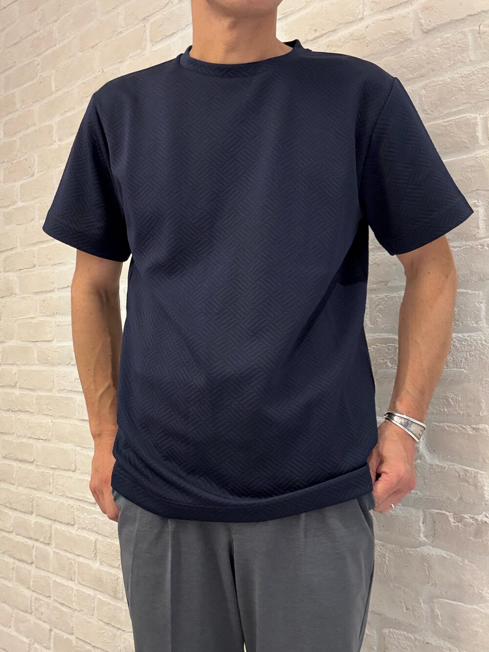 グレー系のテーラードジャケット、グレー系のスラックス、ブルー系のTシャツ/カットソーを着用したメンズの夏コーディネートの4枚目の写真