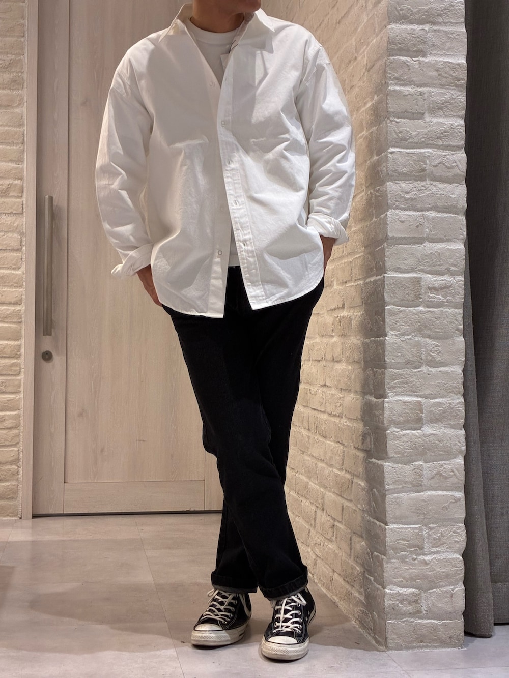 ホワイト系のシャツ/ブラウス、ブラック系のデニムパンツを着用したメンズの春コーディネートの4枚目の写真