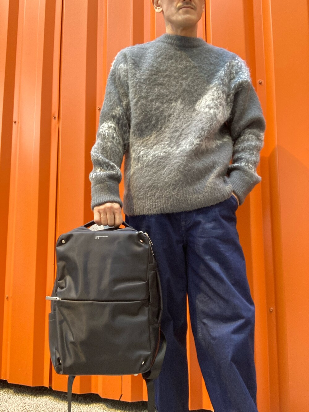 グレー系のニット/セーター、ブラック系のニット/セーターを着用したメンズの冬コーディネートの3枚目の写真