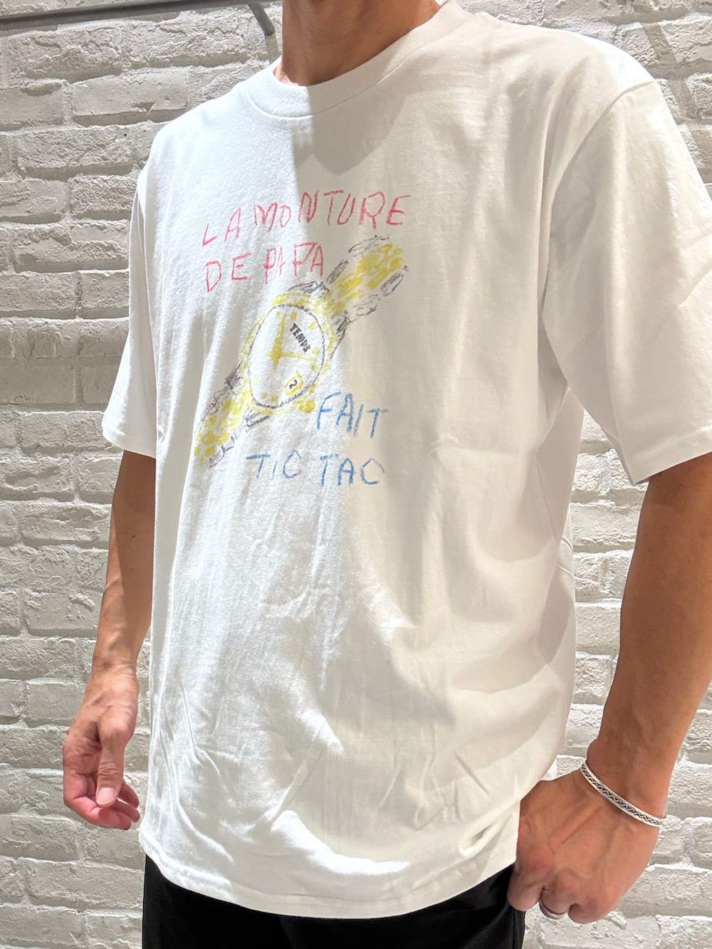 ブラウン系のブルゾン、ホワイト系のTシャツ/カットソー、ブラック系のその他パンツを着用したメンズの夏コーディネートの3枚目の写真