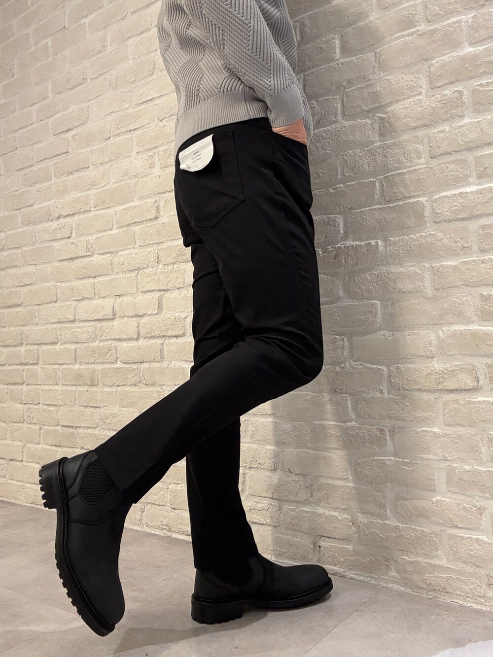 ブラック系のブルゾン、グレー系のニット/セーター、ブラック系のその他パンツを着用したメンズの冬コーディネートの6枚目の写真