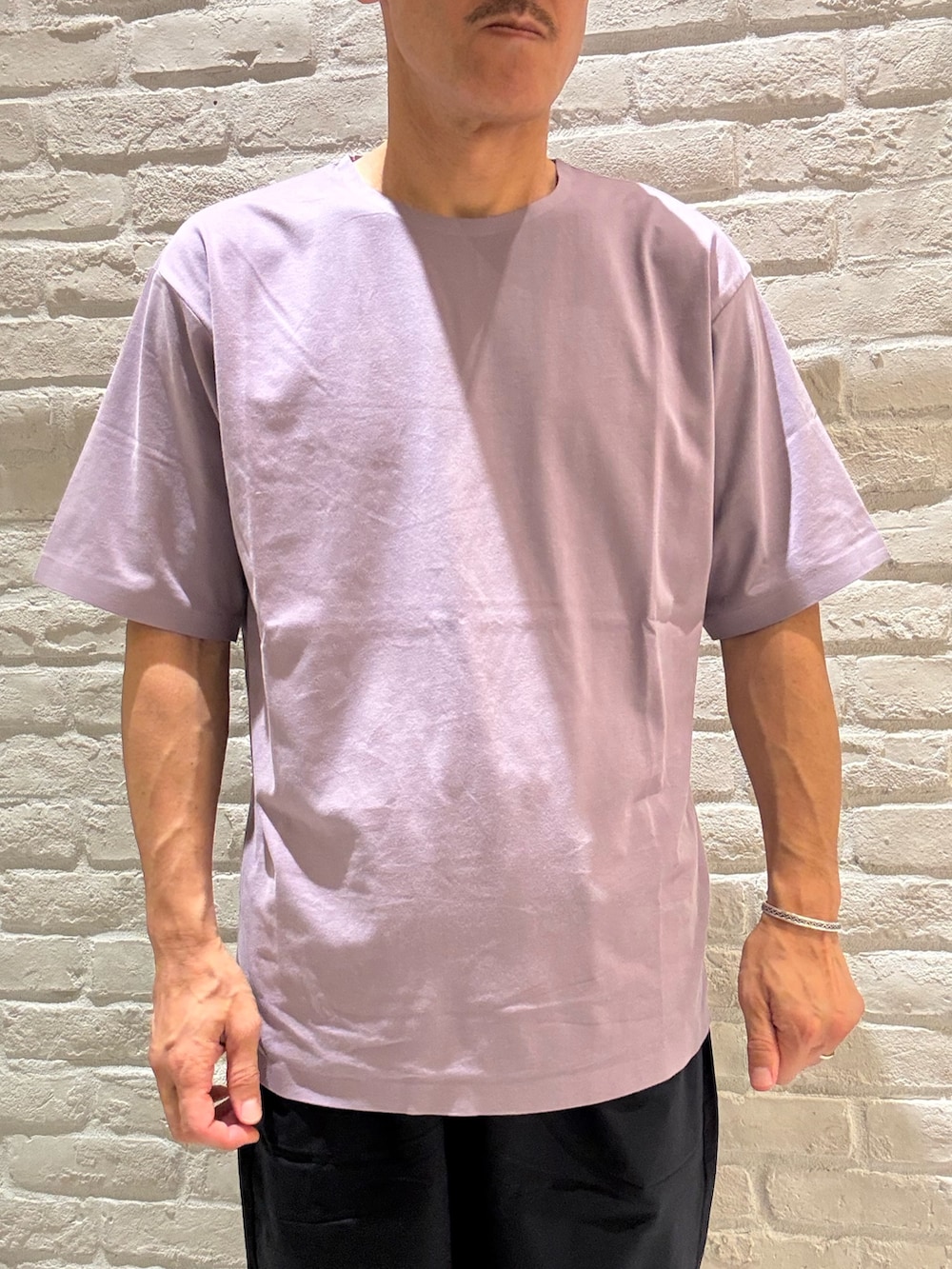 ブルー系のシャツ/ブラウス、パープル系のTシャツ/カットソー、ブルー系のその他パンツを着用したメンズの夏コーディネートの4枚目の写真