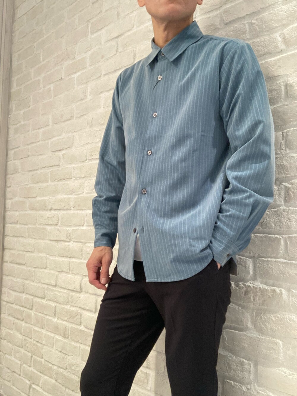 グリーン系のシャツ/ブラウス、ホワイト系のTシャツ/カットソー、ブラック系のスラックスを着用したメンズの春コーディネートの2枚目の写真