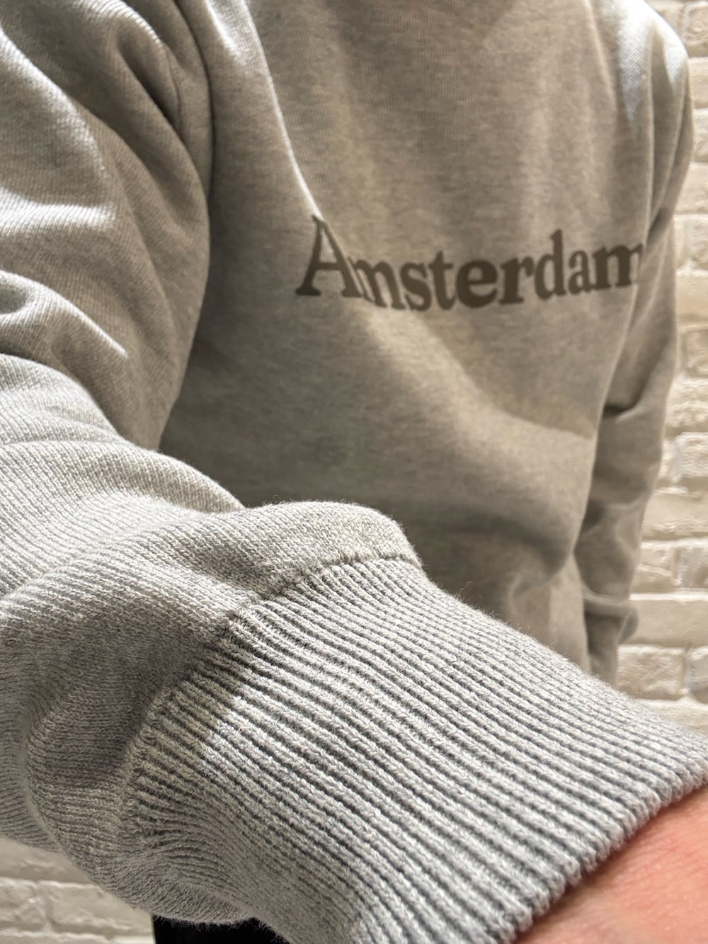 ブラック系のカーディガン/ボレロ、グレー系のニット/セーターを着用したメンズの冬コーディネートの5枚目の写真