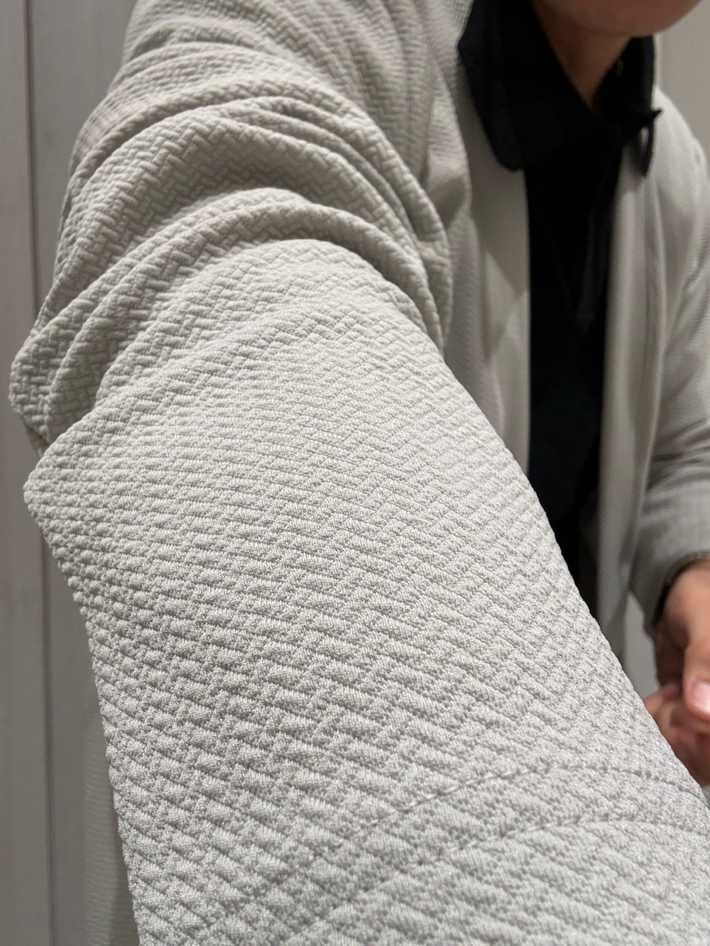 ベージュ系のカーディガン/ボレロ、ブラック系のポロシャツ、ブラウン系のその他パンツを着用したメンズの秋コーディネートの4枚目の写真