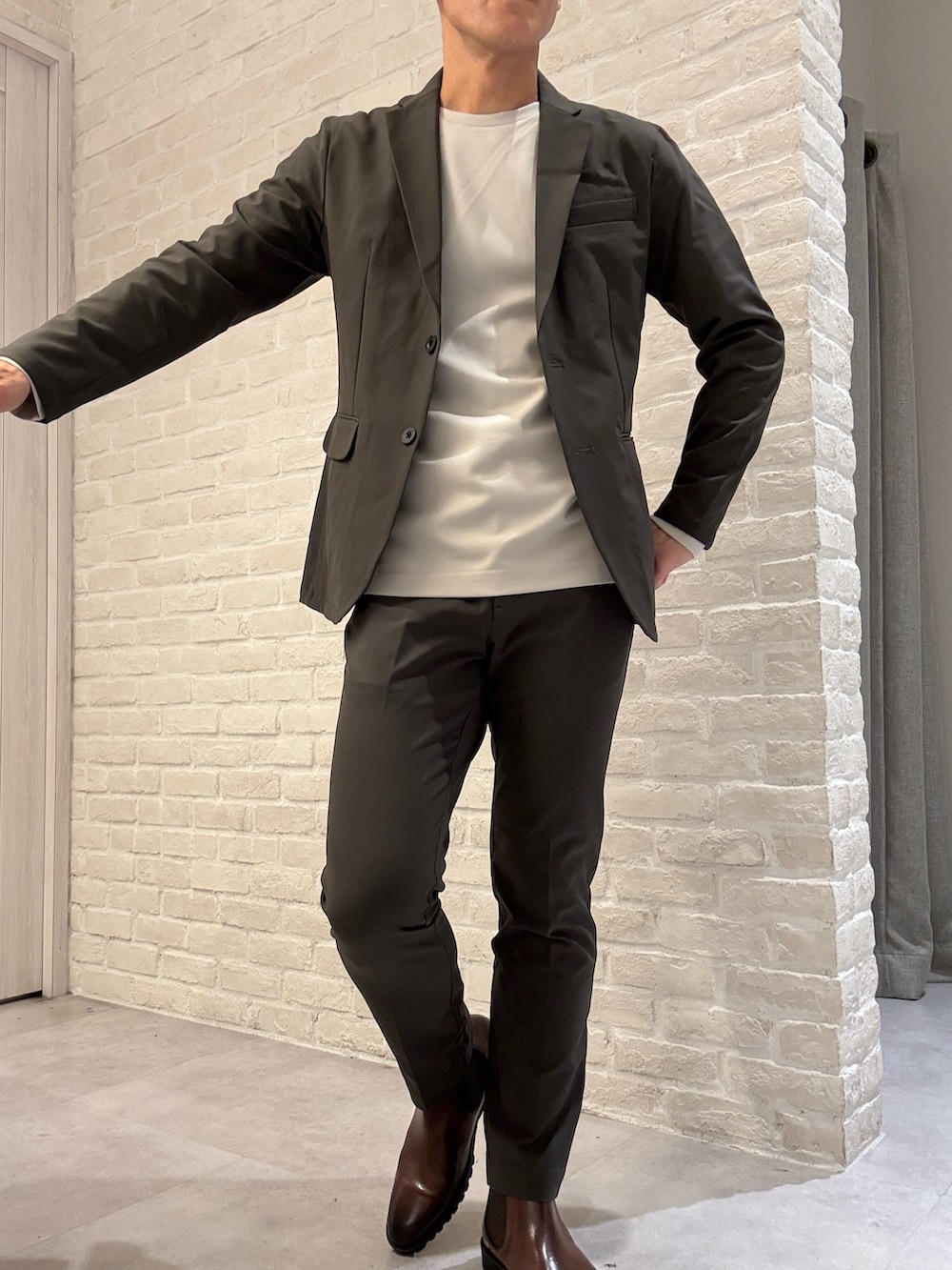 ブラウン系のセットアップ、ブラウン系のテーラードジャケット、ブラウン系のスラックスを着用したメンズの秋コーディネートの2枚目の写真