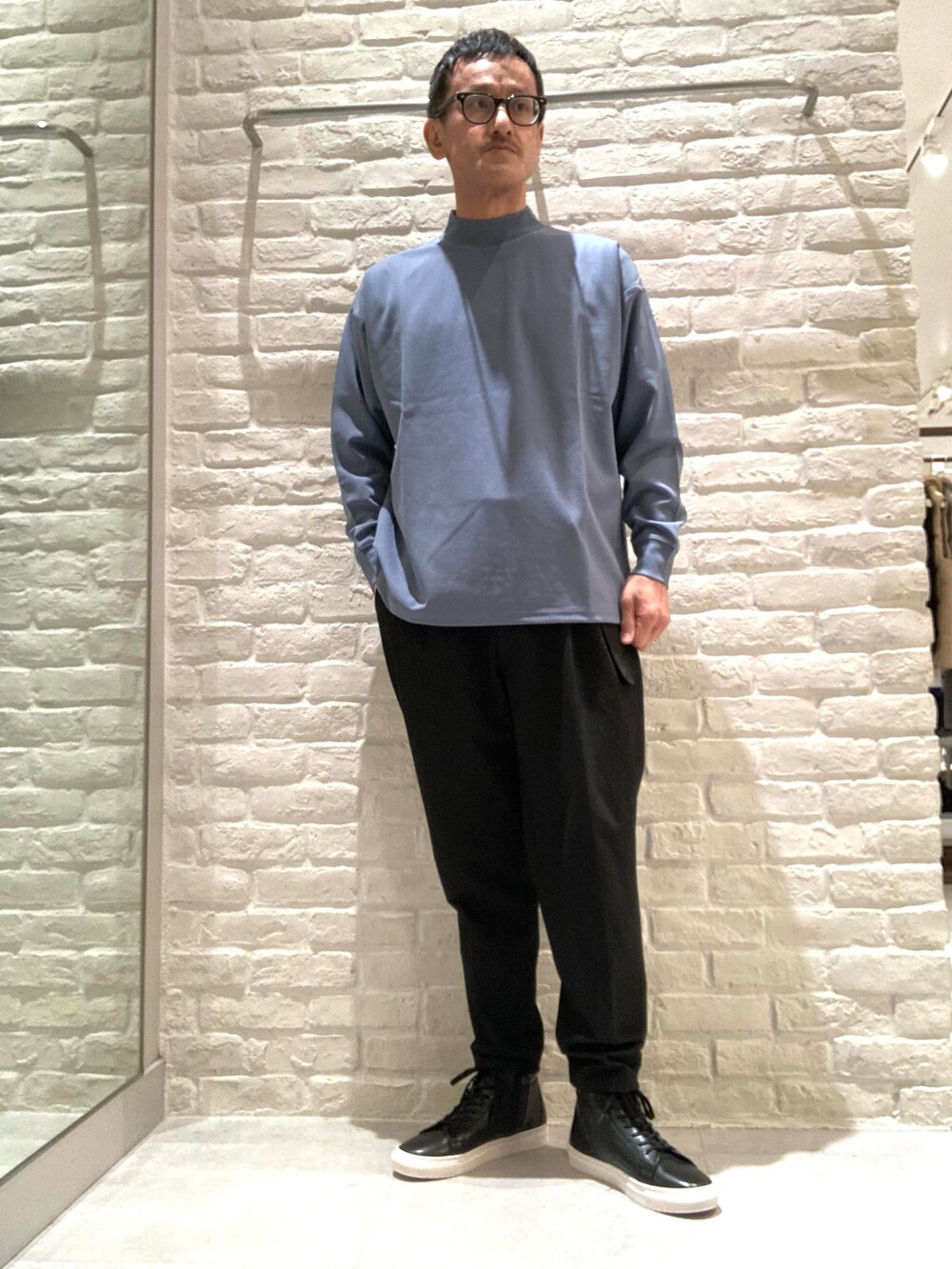 ブラック系のブルゾン、ブルー系のTシャツ/カットソーを着用したメンズの冬コーディネートの2枚目の写真