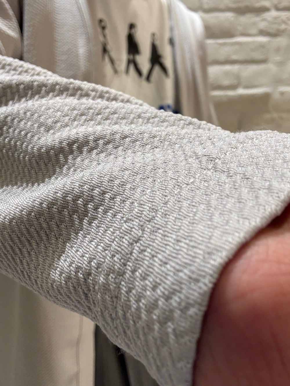 ベージュ系のカーディガン/ボレロ、グレー系のその他パンツ、ホワイト系のTシャツ/カットソーを着用したメンズの春コーディネートの3枚目の写真