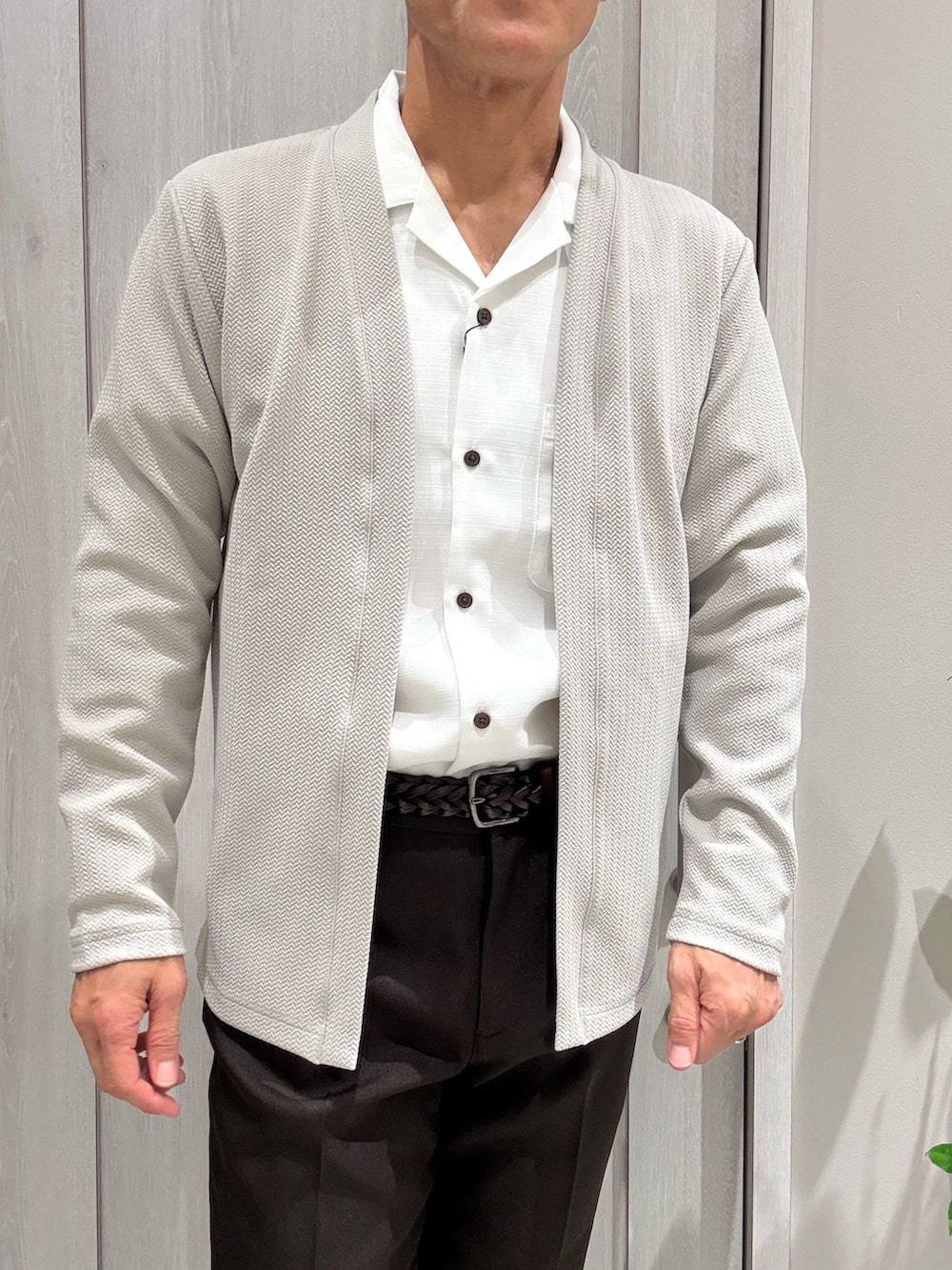 ホワイト系のシャツ/ブラウス、ベージュ系のカーディガン/ボレロ、ブラウン系のスラックスを着用したメンズの秋コーディネートの2枚目の写真